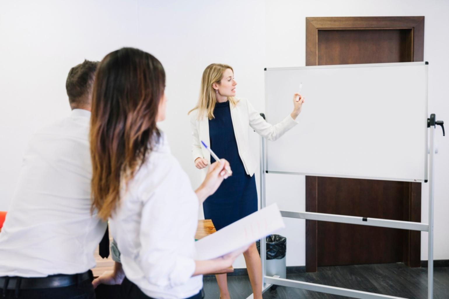 Sesión de planificación financiera personalizada con cliente en oficina novaristello